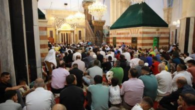 رغم تضييقات الاحتلال: المصلون يؤدون صلاة العيد في الحرم الإبراهيمي الشريف