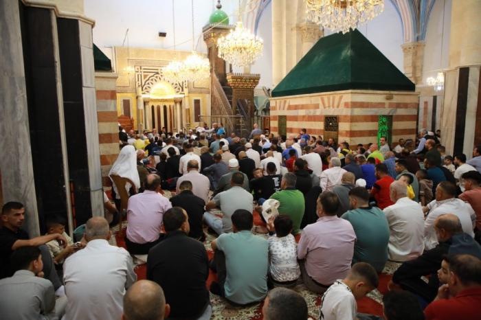 رغم تضييقات الاحتلال: المصلون يؤدون صلاة العيد في الحرم الإبراهيمي الشريف رغم تضييقات الاحتلال: المصلون يؤدون صلاة العيد في الحرم الإبراهيمي الشريف