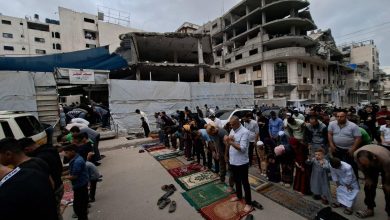 مواطنون يؤدون صلاة عيد الأضحى المبارك على أنقاض المساجد المدمرة في قطاع غزة