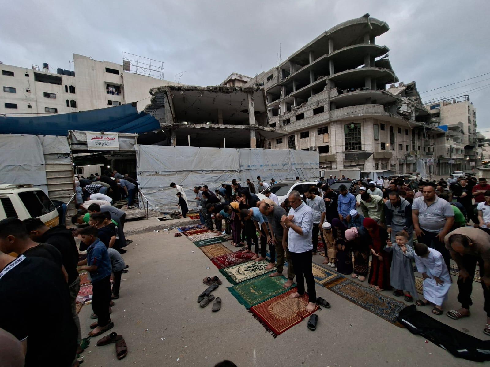 مواطنون يؤدون صلاة عيد الأضحى المبارك على أنقاض المساجد المدمرة في قطاع غزة مواطنون يؤدون صلاة عيد الأضحى المبارك على أنقاض المساجد المدمرة في قطاع غزة