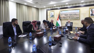 رئيس الوزراء يبحث مع أهالي الخان الأحمر تعزيز صمود التجمعات البدوية المهددة