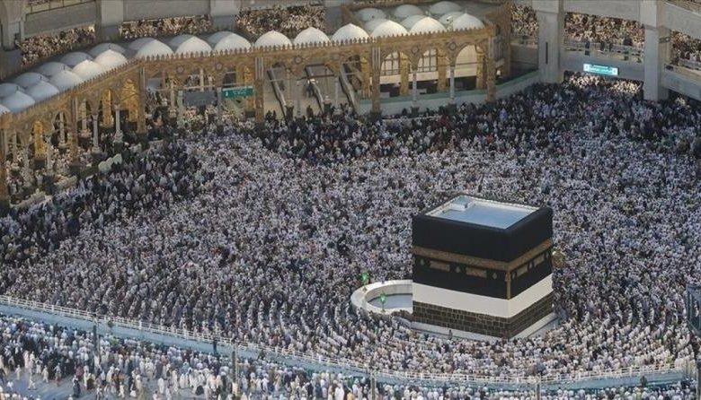 الحجاج يختتمون مناسكهم بطواف الوداع