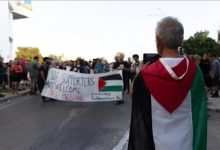 يونانيون يطردون جنودا الاحتلال ويهتفون: "ارحلوا أيها الصهاينة"