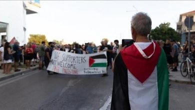 يونانيون يطردون جنودا الاحتلال ويهتفون: "ارحلوا أيها الصهاينة"