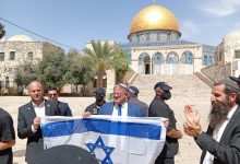 بن غفير يقتحم الأقصى ويرفع علم الاحتلال في باحاته