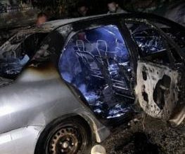 مستوطنون يخطون شعارات عنصرية ويحرقون مركبة في منطقة صافا ببلدة بيت أمر