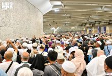 حجاج بيت الله الحرام يرمون الجمرات الثلاث في ثاني أيام التشريق