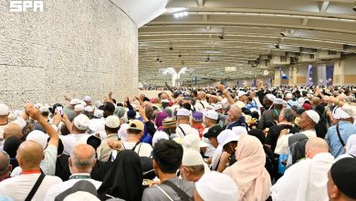 حجاج بيت الله الحرام يرمون الجمرات الثلاث في ثاني أيام التشريق