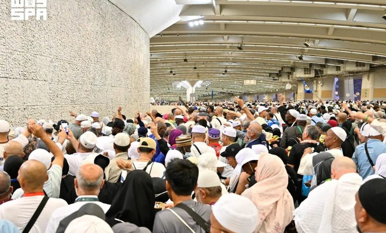 حجاج بيت الله الحرام يرمون الجمرات الثلاث في ثاني أيام التشريق