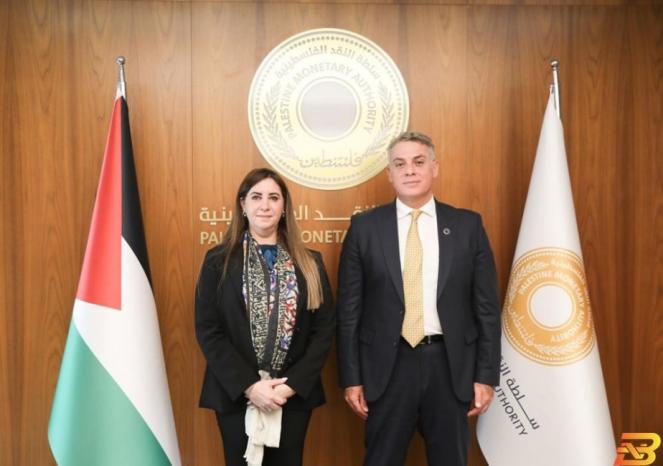 محافظ سلطة النقد يكرّم مستشارة إدارة المشاريع بمناسبة انتهاء مهام عملها محافظ سلطة النقد يكرّم مستشارة إدارة المشاريع بمناسبة انتهاء مهام عملها