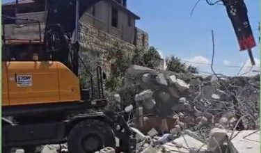 الاحتلال يجبر عائلة على هدم 7 منازل في قرية قلنديا