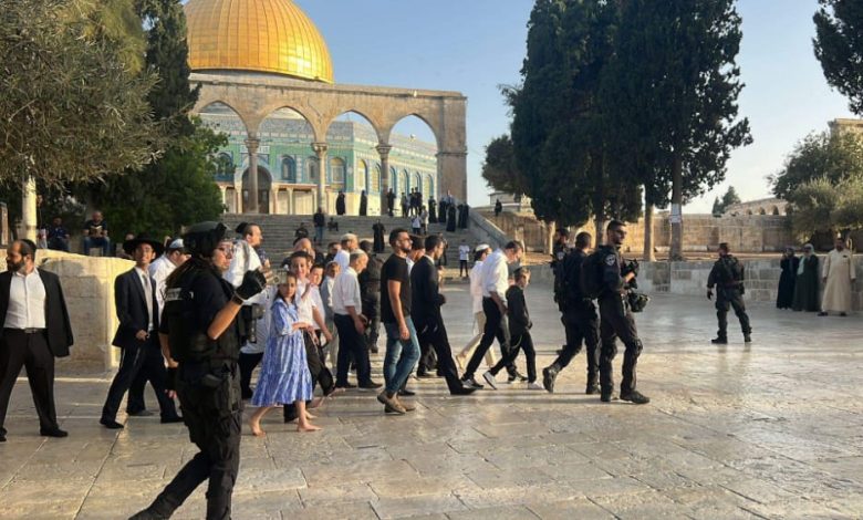 الاحتلال يفرض إجراءات عسكرية مشددة على الأقصى ويعتدي على المصلين