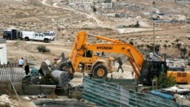 الاحتلال يهدم ثلاثة بركسات ويتلف أعلافا في الرشايدة شرق بيت لحم