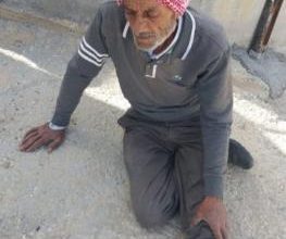 مستوطنون يعتدون بالضرب على مزارع جنوب الخليل