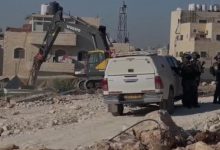 الاحتلال يخطر بهدم منازل ومنشآت في حزما شمال شرق القدس