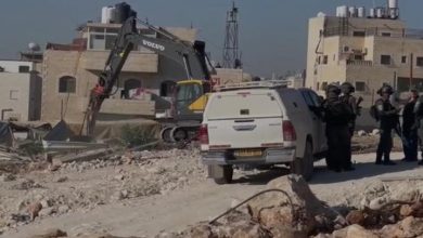 الاحتلال يخطر بهدم منازل ومنشآت في حزما شمال شرق القدس