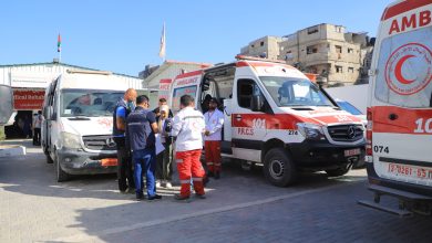 الهلال الأحمر ينفذ عملية إجلاء جديدة لـ33 مريضاً من قطاع غزة عبر معبر رفح