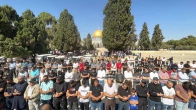 60 ألفا يؤدون الجمعة في الأقصى رغم إجراءات الاحتلال