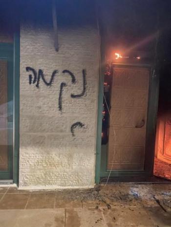 مستوطنون يحرقون مسجد جلجليا الكبير ويخطون شعارات عنصرية مستوطنون يحرقون مسجد جلجليا الكبير ويخطون شعارات عنصرية