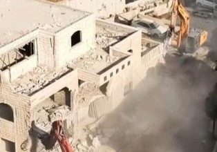 الاحتلال يهدم منزلا وبناية سكنية في كفر عقب شمال القدس