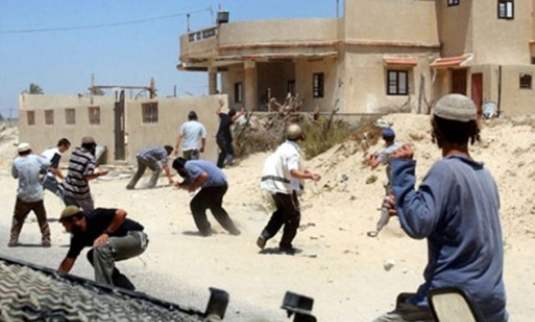 مستوطنون يهاجمون منازل المواطنين في قرية المنية جنوب شرق بيت لحم
