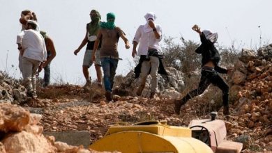 مستوطنون يعتدون على مواطن ويسرقون هاتفه شمال رام الله