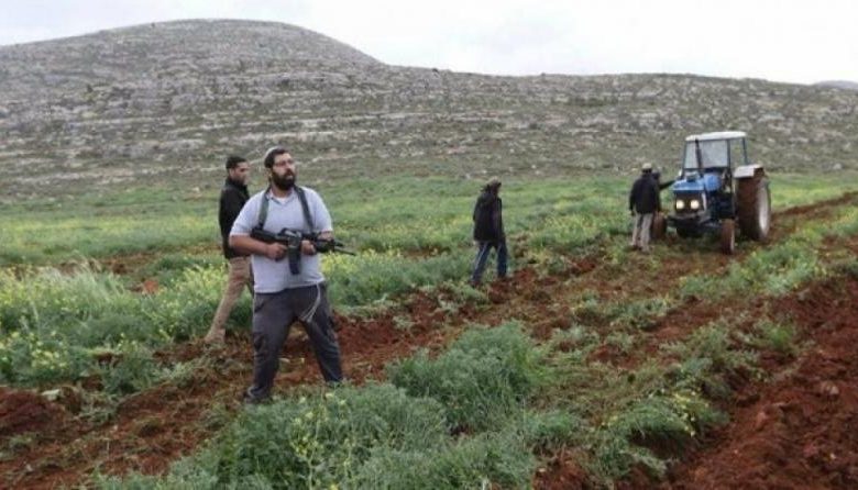 مستوطنون يسرقون أنابيب مياه من منطقة "خلايل اللوز" ببيت لحم