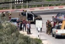 مستوطنون يهاجمون مركبات المواطنين بين رمون ودير دبوان