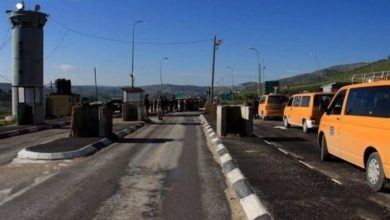الاحتلال يغلق حاجز جبع شمال القدس ويتسبب بأزمة مرورية خانقة