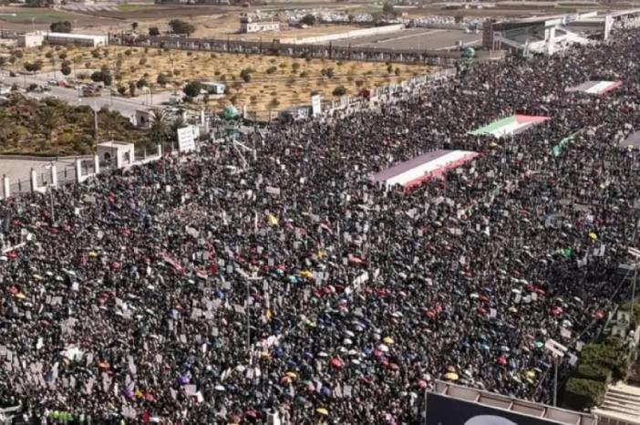 مسيرات مليونية في اليمن: نبارك لإيران وحزب الله ومحور المقاومة الانتصار التاريخي مسيرات مليونية في اليمن: نبارك لإيران وحزب الله ومحور المقاومة الانتصار التاريخي