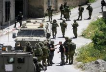 الاحتلال يقتحم منازل في السواحرة الشرقية ويعتدي على المواطنين ويصادر هواتفهم