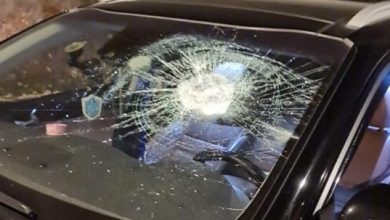 مستوطنون يغلقون طريق المعرجات ويهاجمون مركبات فلسطينية غرب أريحا