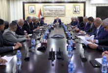 رئيس الوزراء: توفير الإيواء الكريم للعائلات النازحة أولوية إلى جانب العلاج والتعليم رغم الأزمة المالية