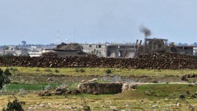 الاحتلال يقيم حاجزًا حديديًا داخل أراضٍ زراعية بالقنيطرة ويواصل انتهاكاته جنوب سورية