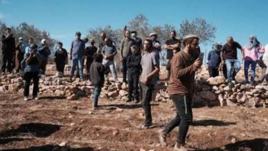 مستوطنون يدمرون شبكة المياه ويسرقون خزانين في المنية