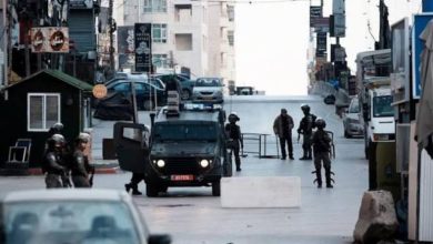 الاحتلال يعتقل شابا قرب باب حطة في القدس ويقتحم مخيم قلنديا الاحتلال يعتقل شابا قرب باب حطة في القدس ويقتحم مخيم قلنديا