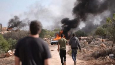 مستوطنون يهاجمون قرية عوريف ويصيبون شابا ويحرقون كسارة ويعتدون على مركبة إسعاف