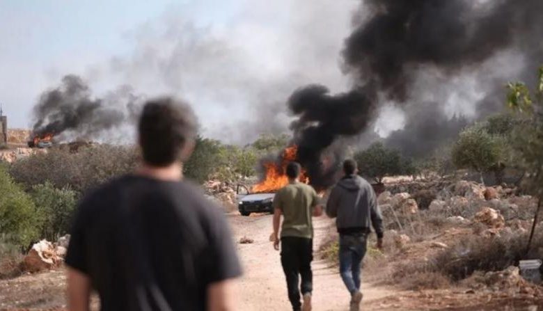 مستوطنون يهاجمون قرية عوريف ويصيبون شابا ويحرقون كسارة ويعتدون على مركبة إسعاف