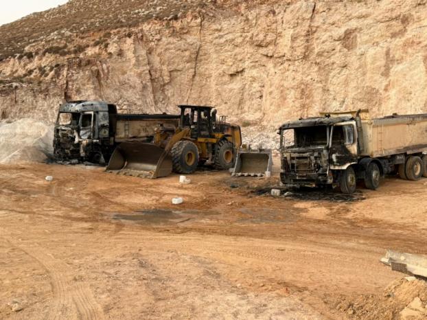 مستوطنون يهاجمون عاملين في مصنع بكفر مالك ويحرقون معدات ثقيلة