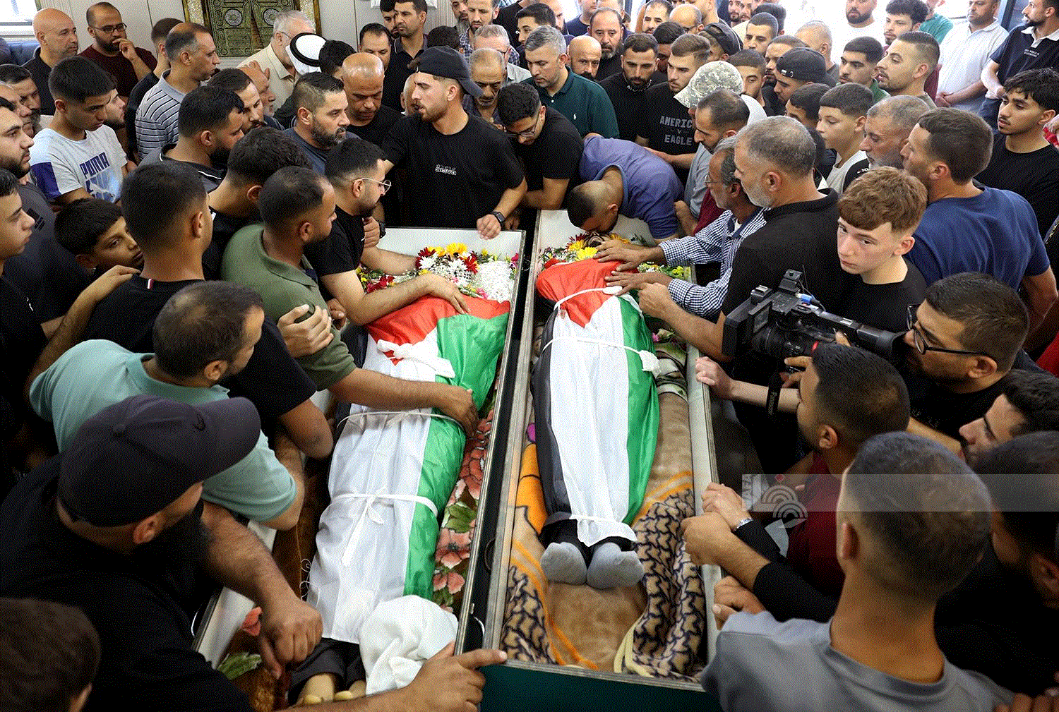 تشييع جثماني شهيدي دير جرير إلى مثواهما الأخير تشييع جثماني شهيدي دير جرير إلى مثواهما الأخير