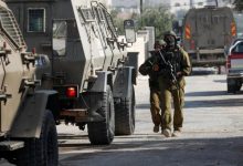 الاحتلال يفرض حظر تجوال على مخماس شمال القدس ويعتقل 15 مواطنا بينهم سيدة