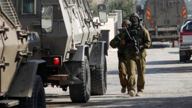 الاحتلال يفرض حظر تجوال على مخماس شمال القدس ويعتقل 15 مواطنا بينهم سيدة