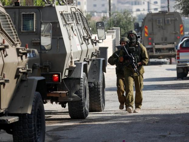 الاحتلال يفرض حظر تجوال على مخماس شمال القدس ويعتقل 15 مواطنا بينهم سيدة الاحتلال يفرض حظر تجوال على مخماس شمال القدس ويعتقل 15 مواطنا بينهم سيدة