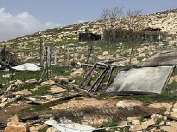مستوطنون يهاجمون منزلا في تجمع "التبنة" البدوي شرق القدس مستوطنون يهاجمون منزلا في تجمع "التبنة" البدوي شرق القدس