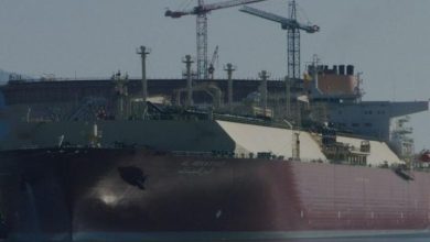 استهداف ناقلة نفط قطرية رغم مرافقة البحرية الأمريكية لها