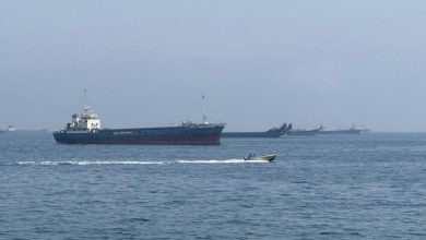 هيئة بريطانية: طاقم السفينة المتضررة قبالة عمان غادرها