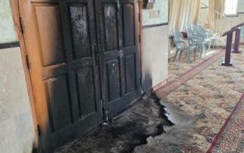 مستوطنون يحرقون مسجد في قرية كور جنوب طولكرم ويخطون شعارات عنصرية على جدرانه