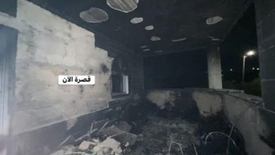 مستوطنون يهاجمون بلدة قصرة ويحرقون مسجد "الرحمة"