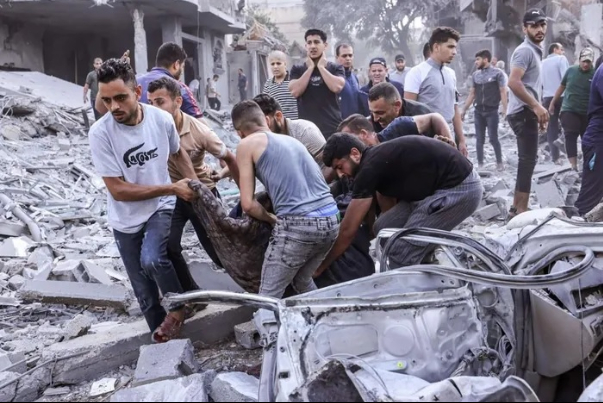 انتشال جثامين ثلاثة شهداء من حي الزيتون شرق مدينة غزة غزة