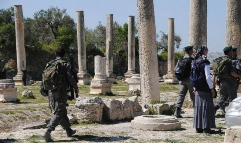 بالتزامن مع طلب إدراجه في التراث العالمي .. مستوطنون يقتحمون الموقع الأثري في سبسطية بالتزامن مع طلب إدراجه في التراث العالمي .. مستوطنون يقتحمون الموقع الأثري في سبسطية